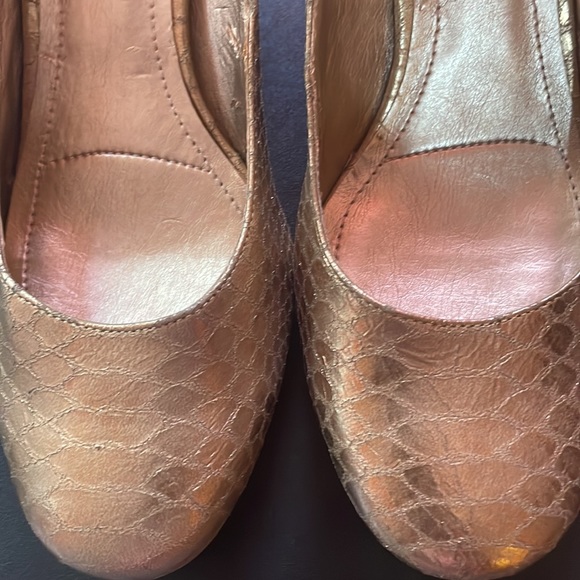 BCBGeneration Size 9/B 39  Gold snake print pumps - Picture 6 of 8